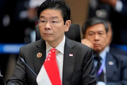 说出来真有点不可思议。三个月前还在跟中国网友互呛、斥责别人“造谣”的新加坡，这两