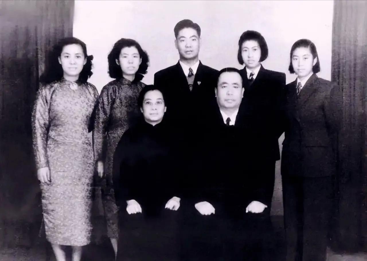 70多年前的夜里，有两个guo 民党小兵悄悄溜进刑场，在发臭的尸堆里扒拉，就为了