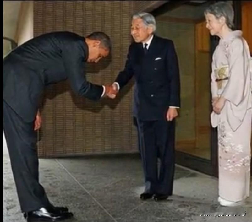 特朗普有时候还是很靠谱的，同样是见隔壁倭国的倭王，奥巴马这弯腰弓背的，大国尊严去