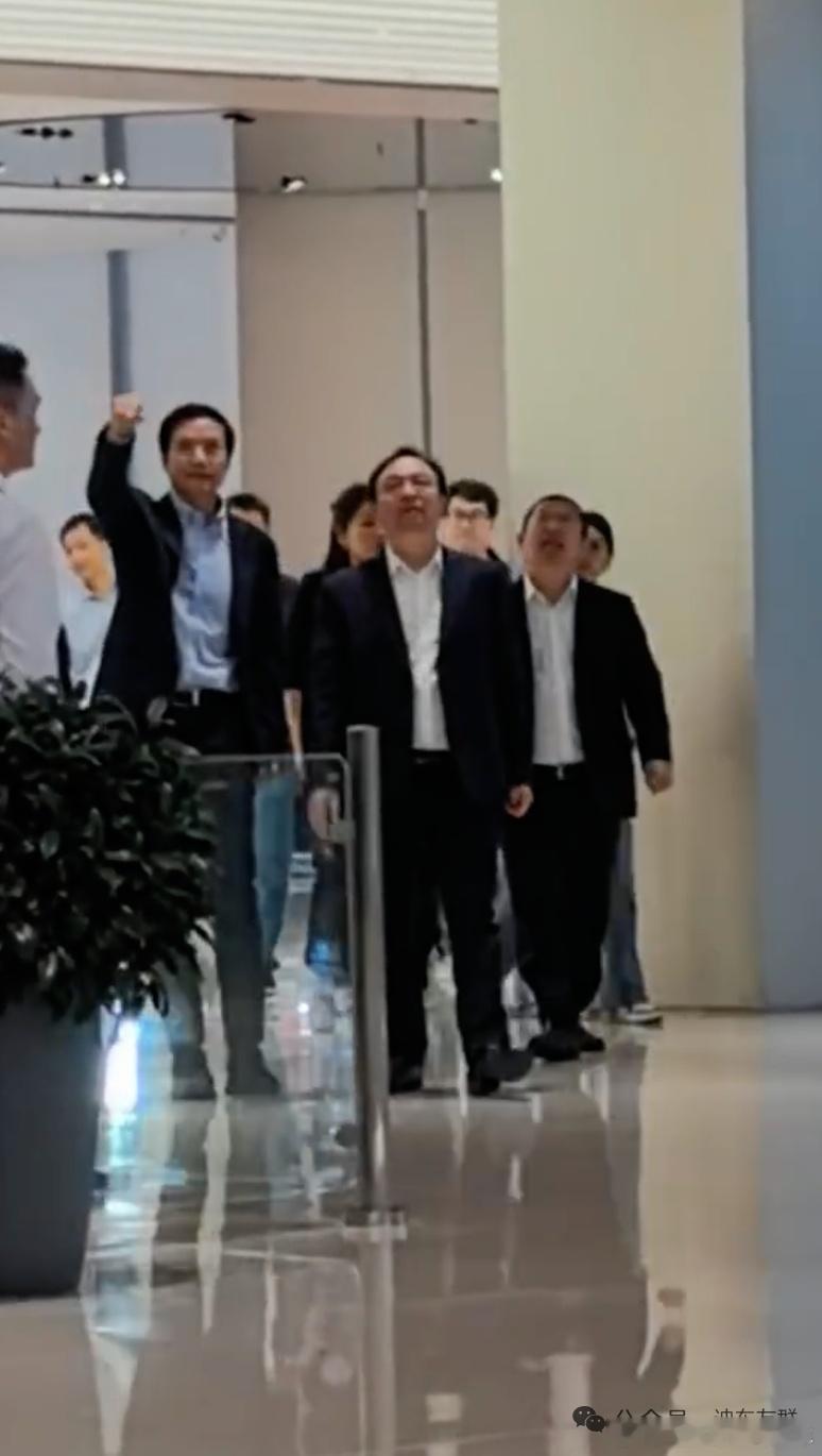 雷军陪王传福参观小米汽车小米汽车王传福雷军 ​​​