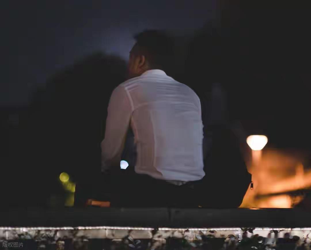 中年压力，是财务报表上的“刚性支出”红线。房贷、学贷、医疗自费部分，构成无法削减