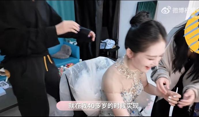 谢娜，直接亮底牌了。
很多人质疑谢娜开演唱会，认为其没有实力和资格，谢娜直接亮底