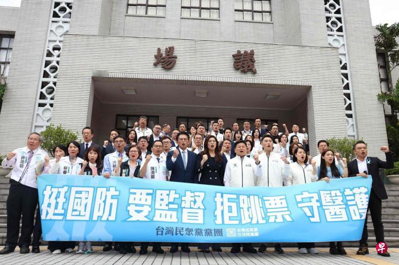 台湾防卫预算案通过后，美国人得便宜卖乖。
 5月8日，台湾“立法院”三读通过了由