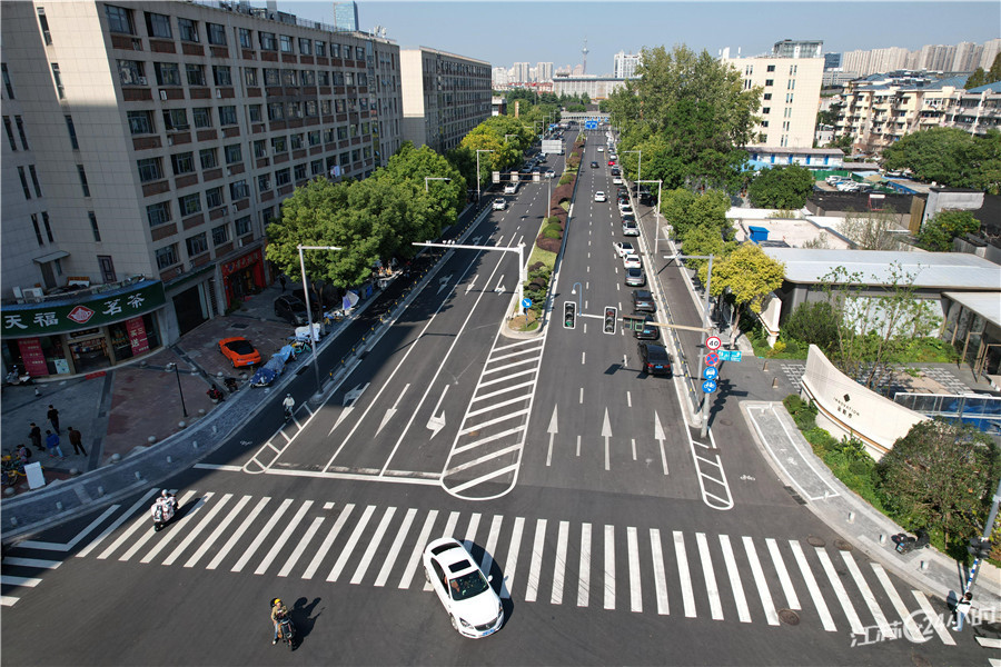 陌间拍照打卡、观赏美景。||南京：云锦路焕然一新道路年度整治完工近半（记者宋宁14:12摄18:46