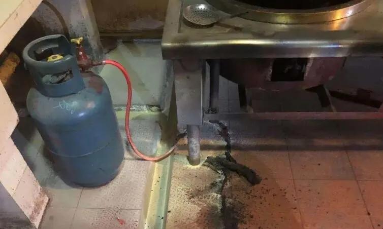 家里燃气泄漏可不是小事，特别危险！天然气本身没味，但燃气公司会加一种臭剂，闻着像