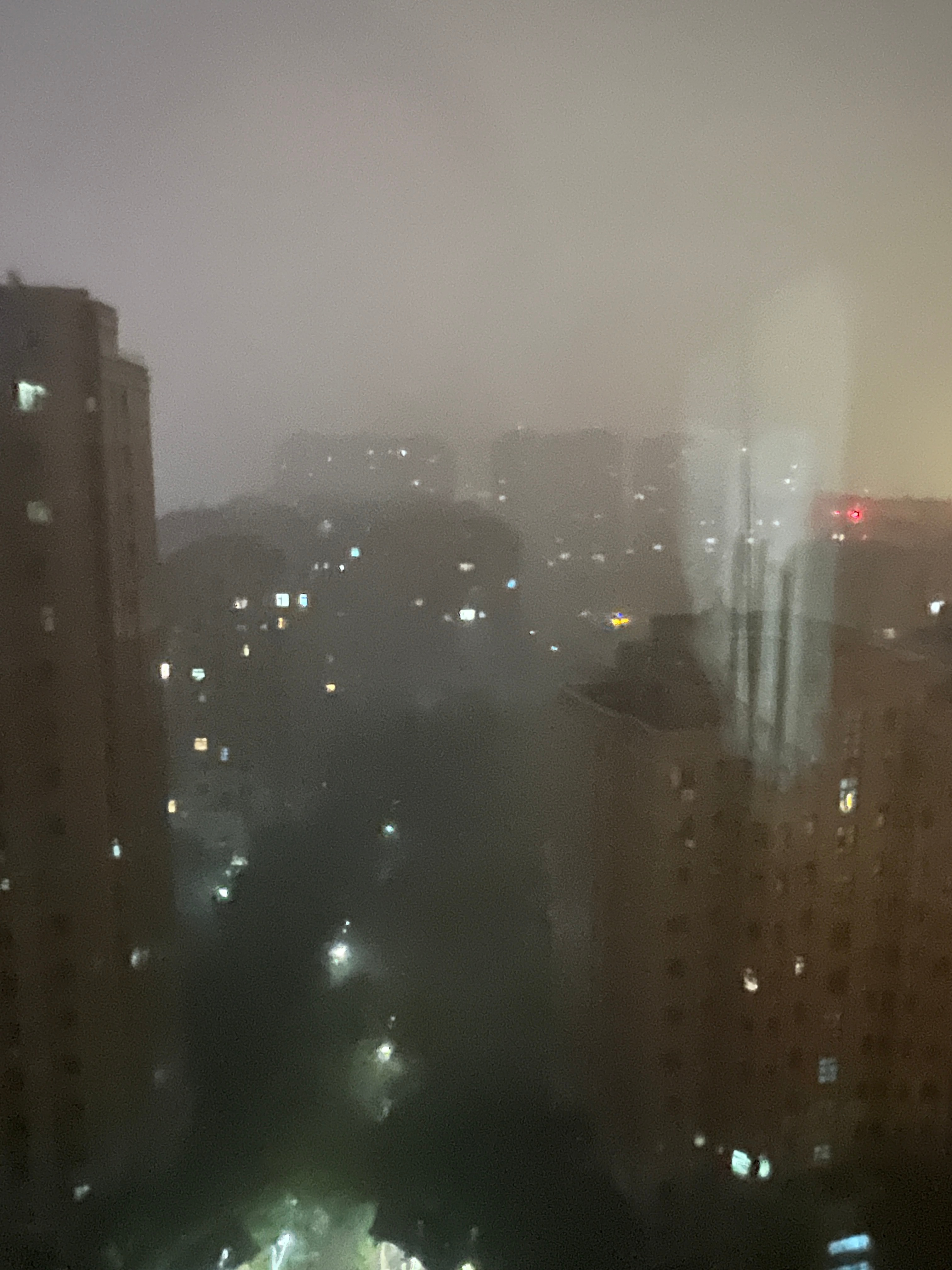 突然间电闪雷鸣下起了大雨，特别大，下冒烟儿了！ 