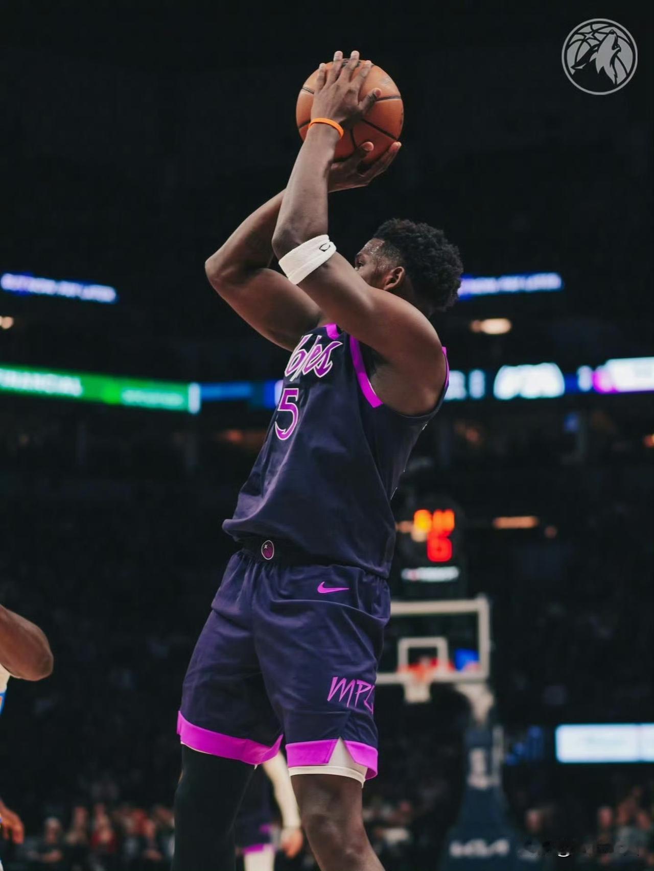 森林狼112:107送雷霆赛季第3败！
华子今天面对亚历山大，终于硬气了一回，不