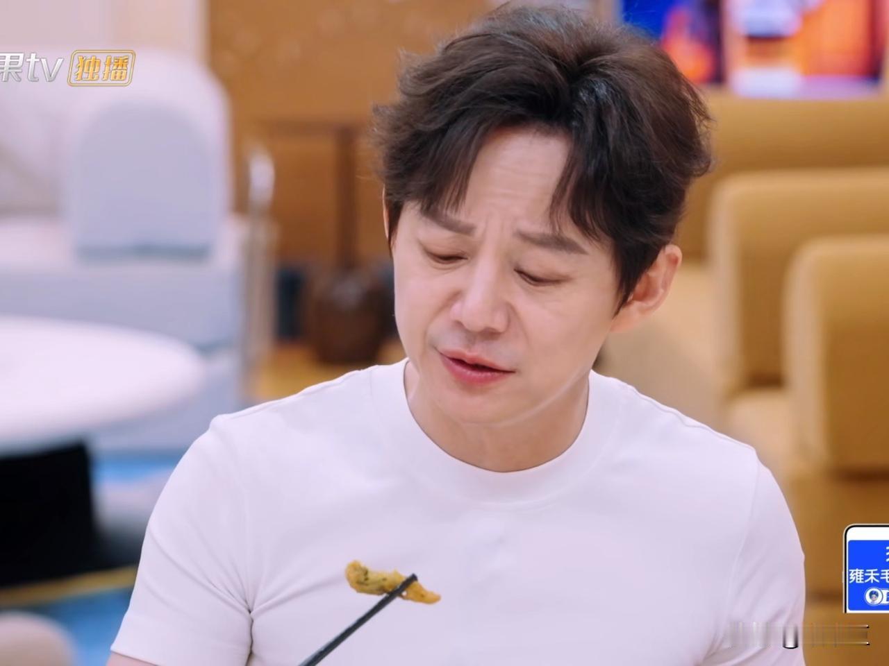 何炅无奈地说：“我其实有个溃疡，吃这些油油爆虾可痛苦了。”说完还特别可爱地掀开嘴