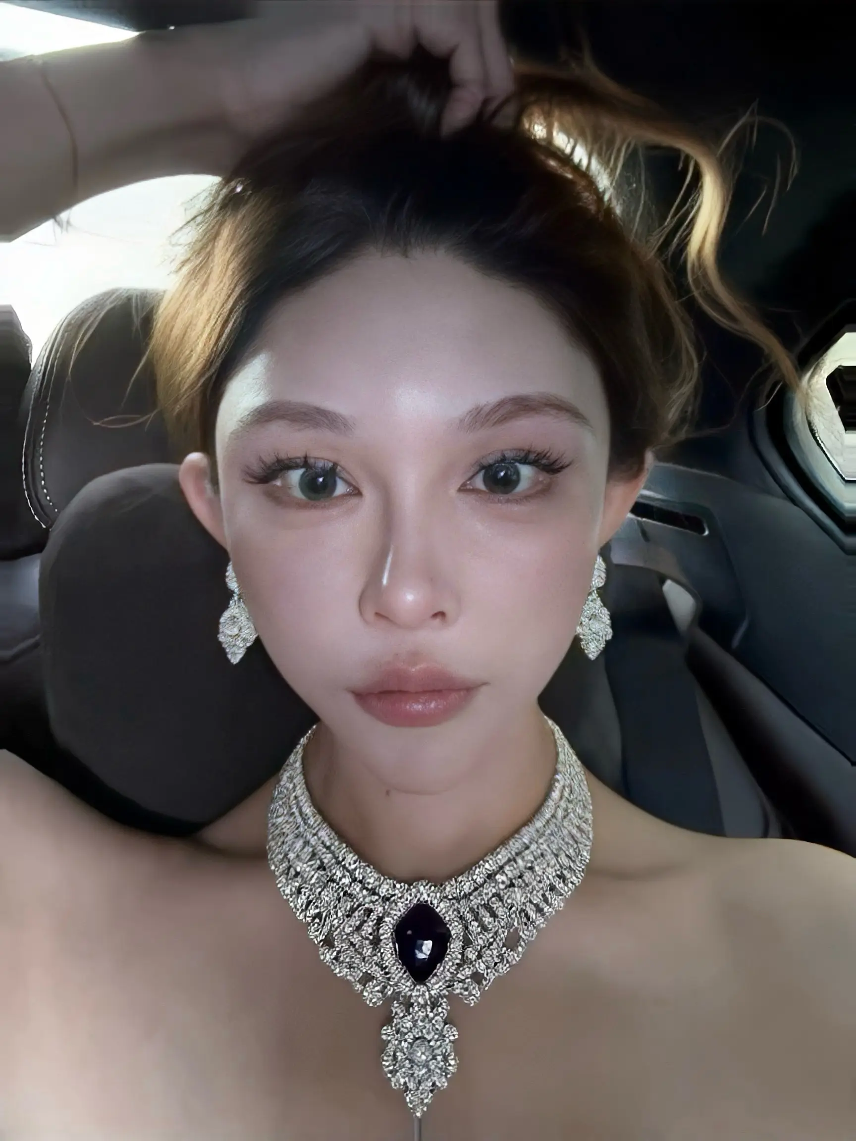 将头发梳成大人的模样