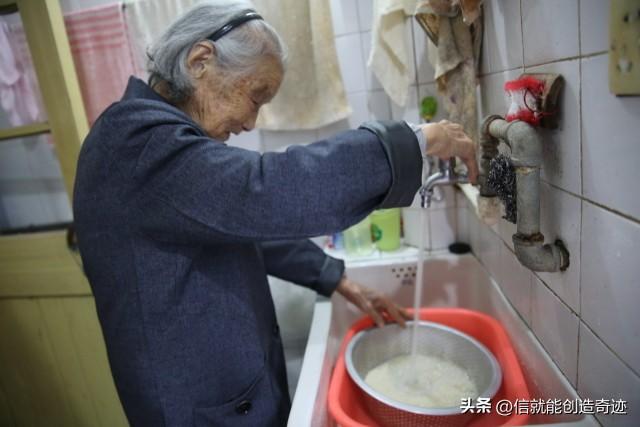 我发现一个很有意思的现象：无论是城镇还是农村，长寿老人大多有着惊人相似的特质——