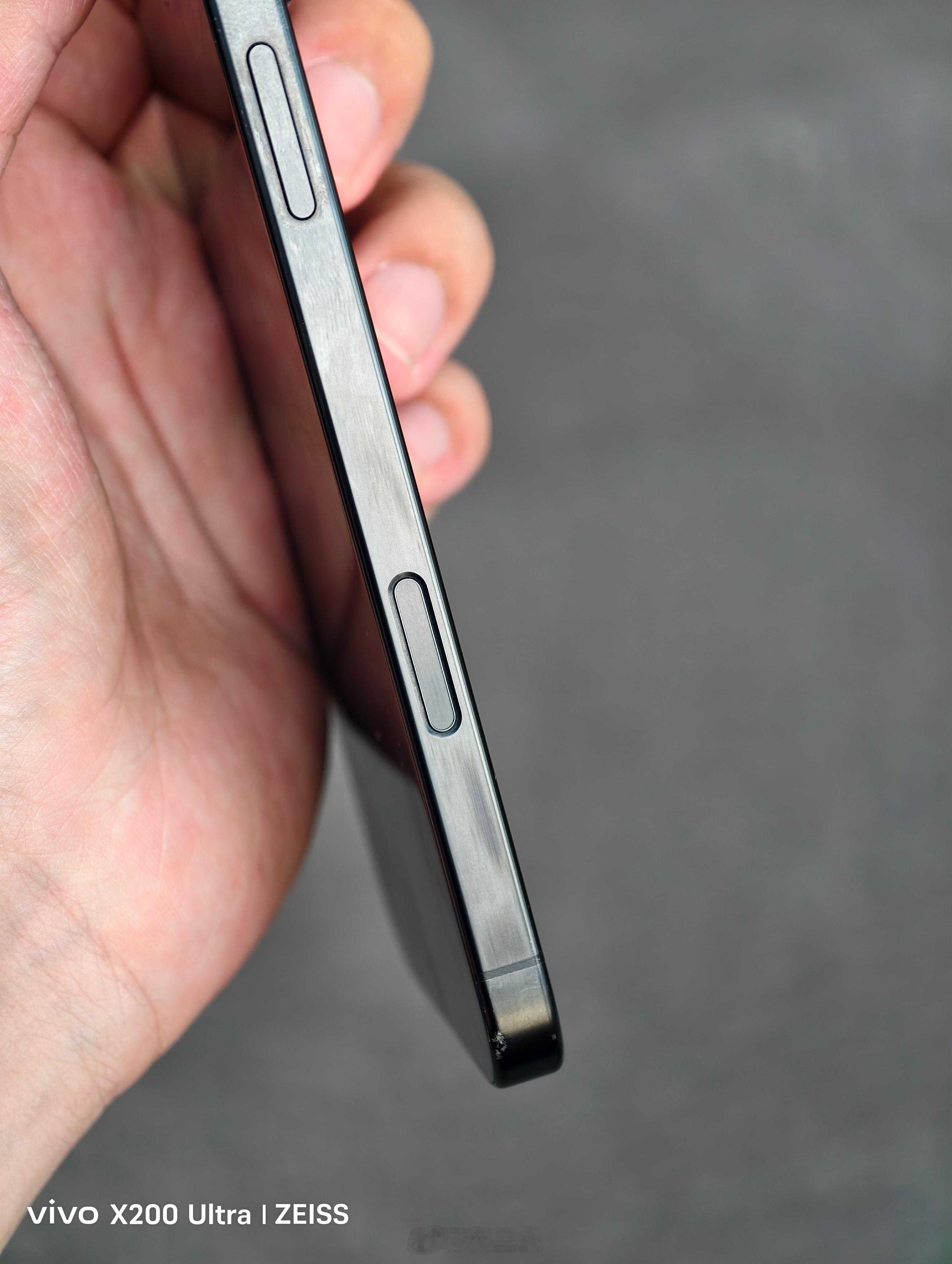 下个月iPhone 17就要发布了，不得不感叹iPhone 16上的弱鸡拍照键，