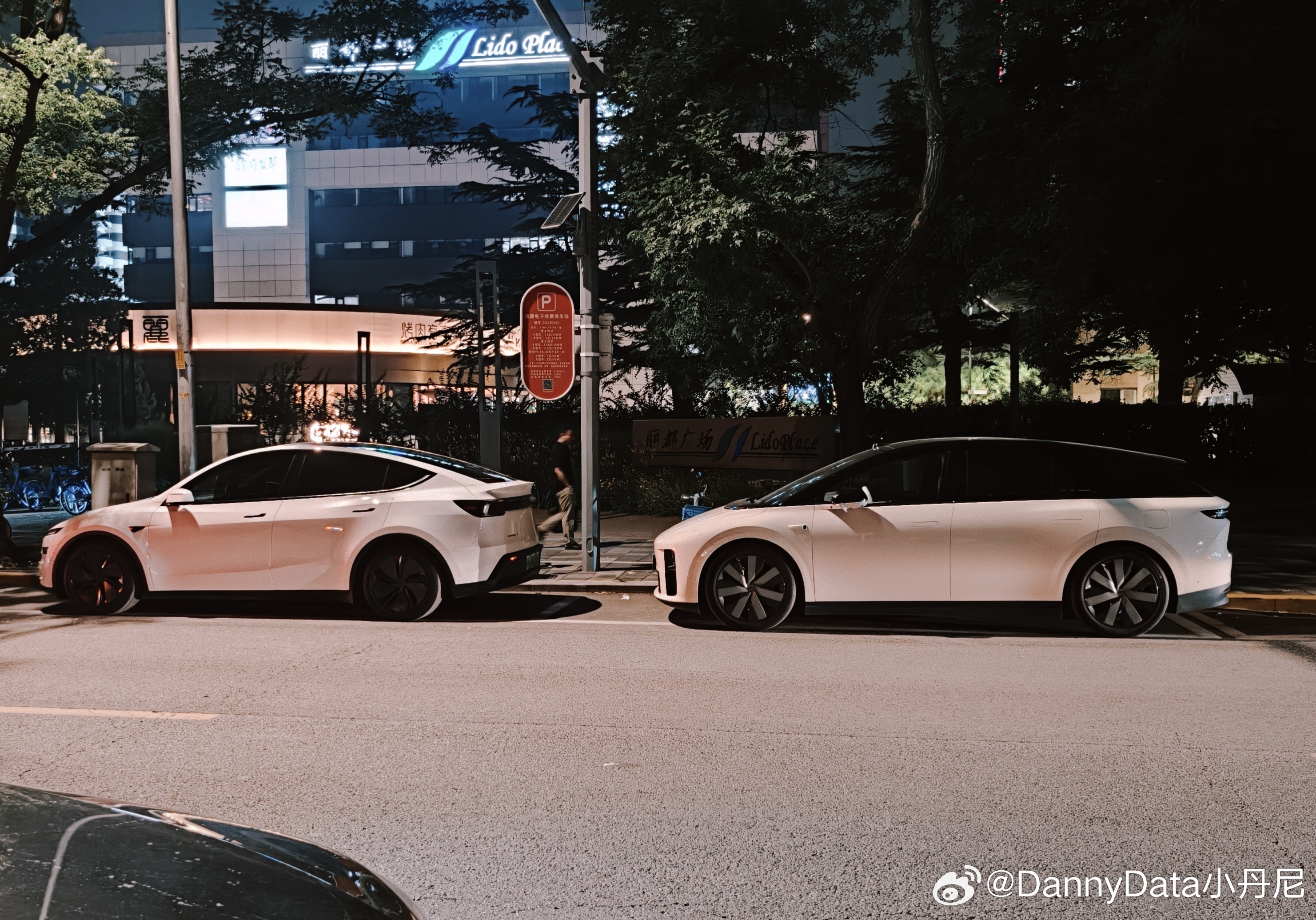 原创就一定销量不好吗？左边的 Model Y，目前全国中型 SUV 销量冠军，而