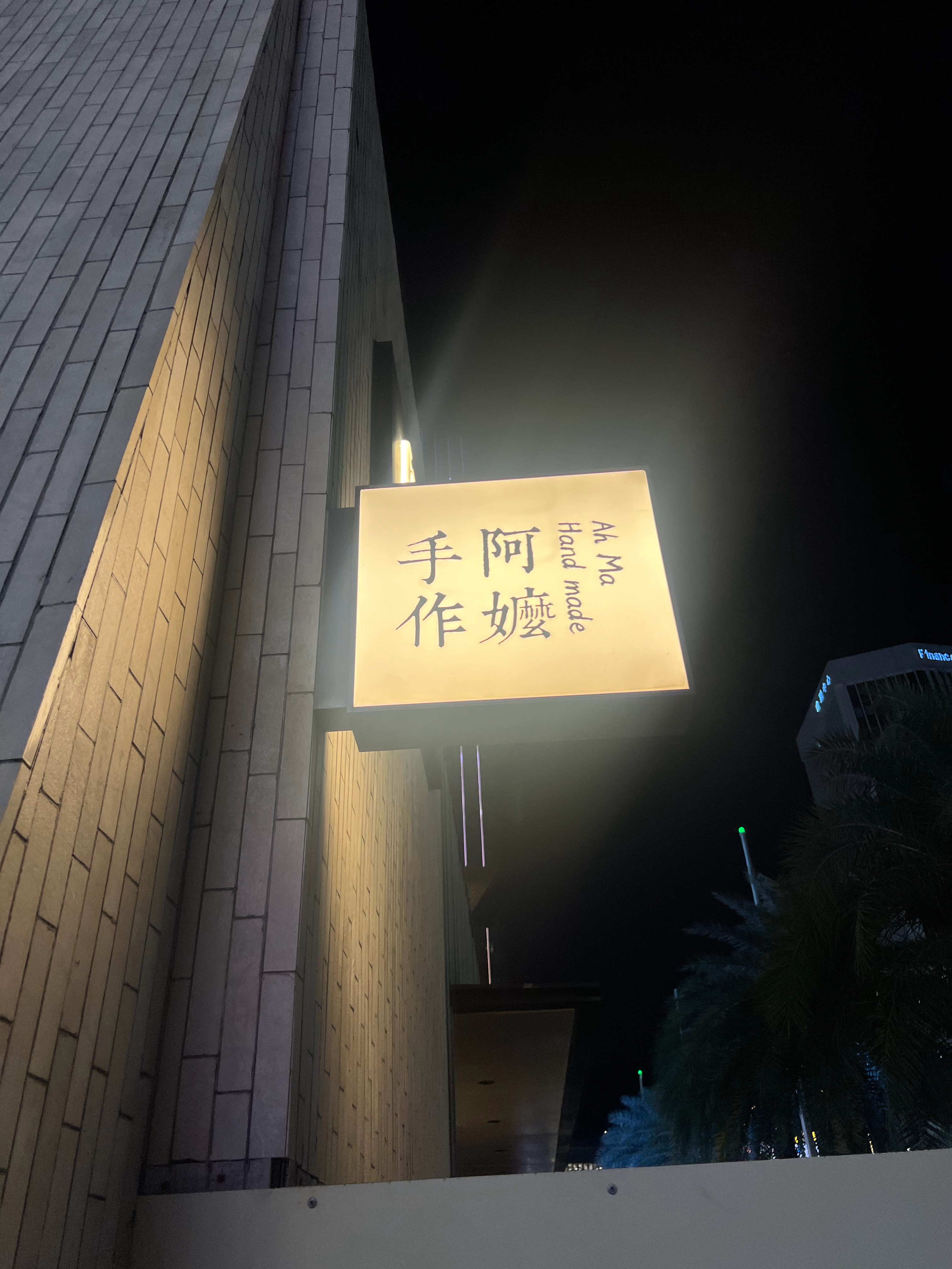 生活的诗意很简单，不过是花开时，有茶可饮，有书可读，有光可追。 打工人的周末有多