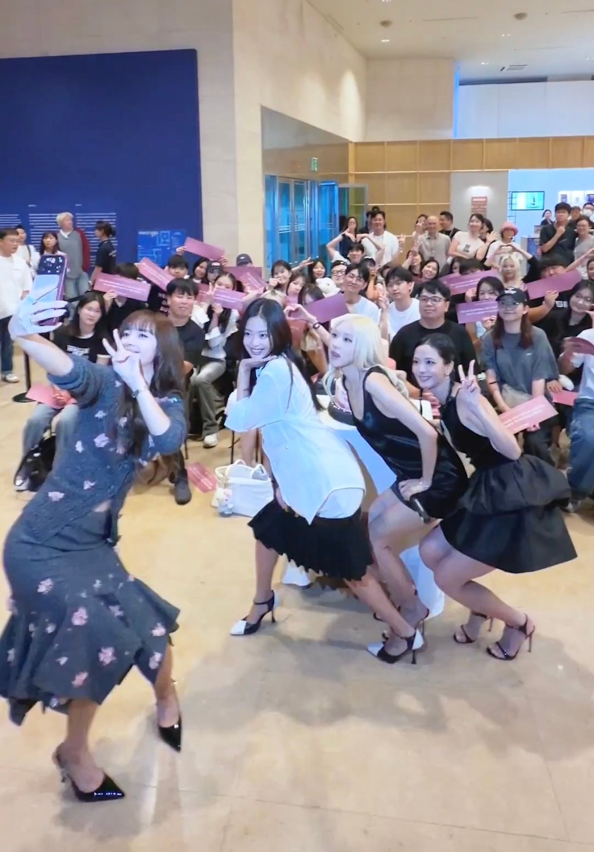 穿着细高跟打扮的光鲜亮丽但仍然会演小品逗粉丝开心我们BLACKPINK就是这样很