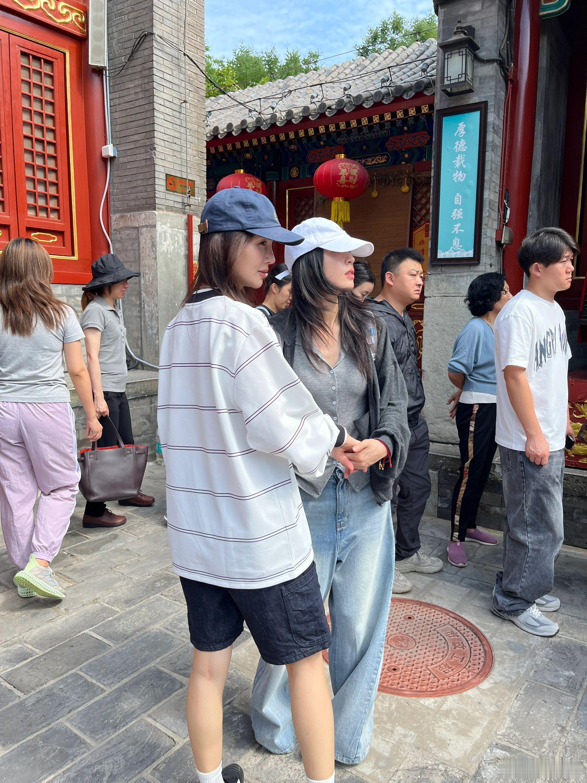 火神庙偶遇金晨周雨彤，金晨你有点男友力爆棚是几个意思[doge]这个拉手真的太A