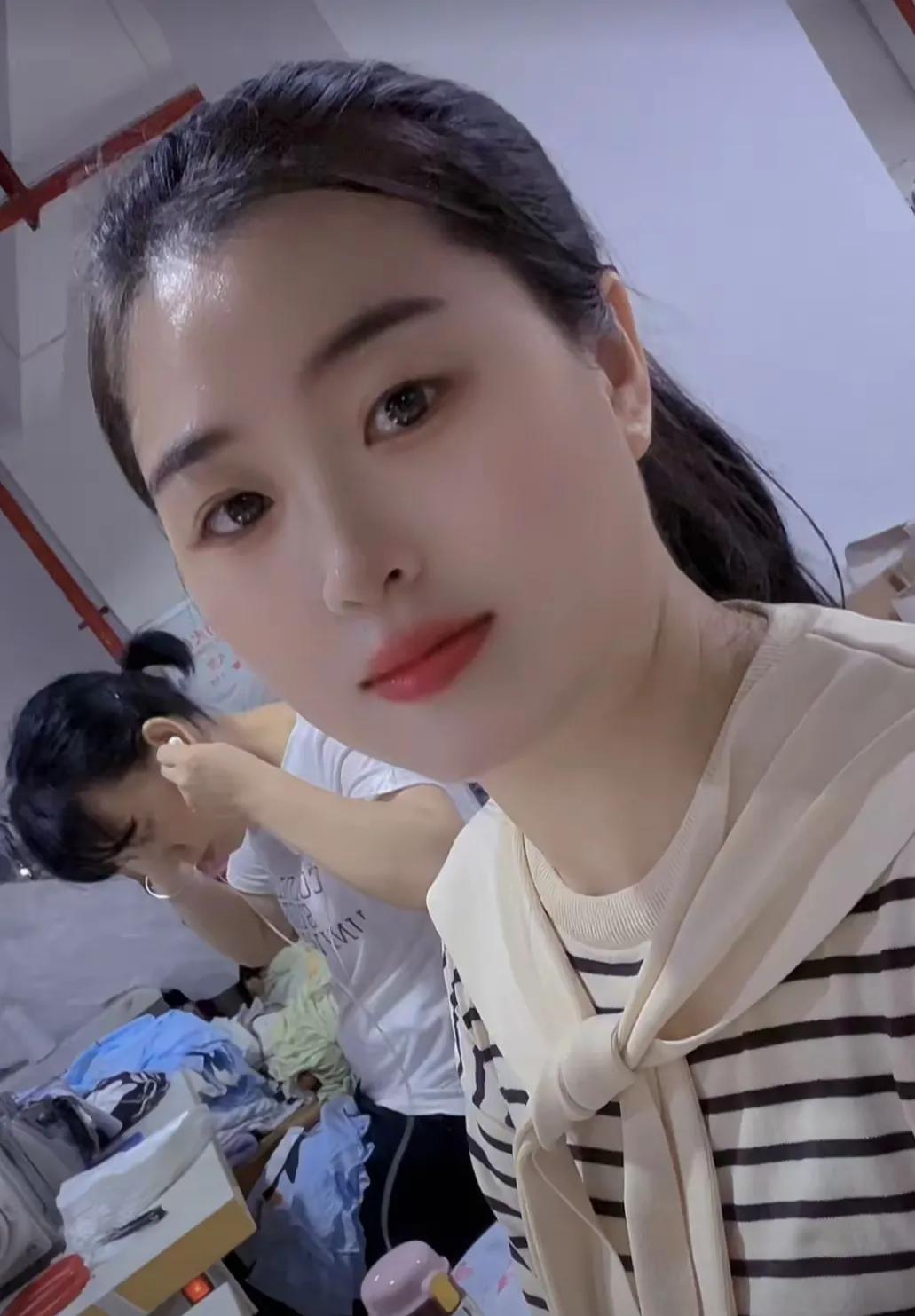 小雅经历了太多不公平的对待。八年的婚姻，两个可爱的女儿，却始终无法满足丈夫一家的