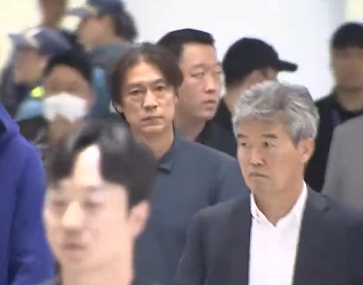 压力山大，韩媒：洪明甫抵达仁川机场，韩国球迷不断围攻，不断进行怒骂！场面十分尴尬