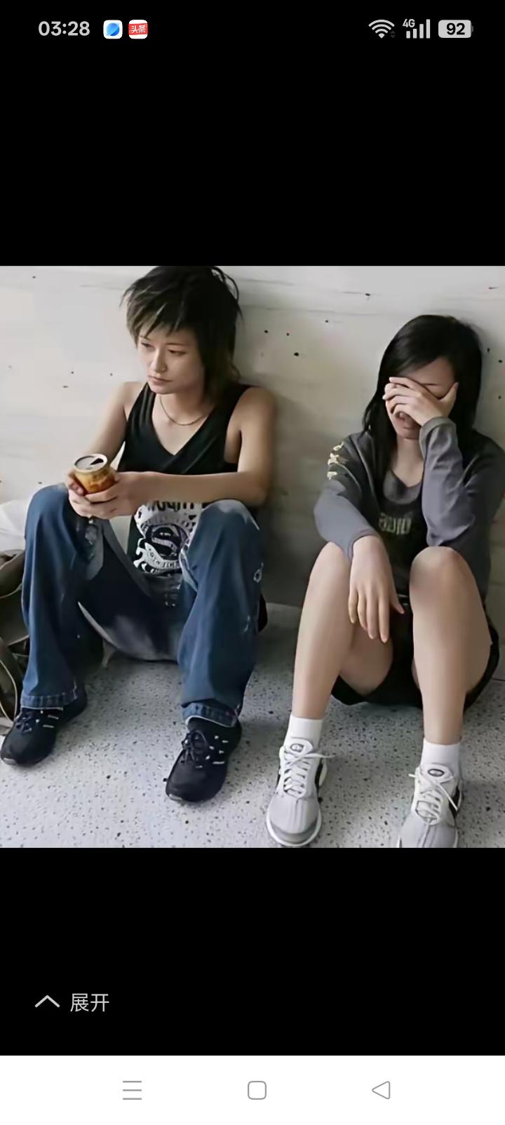 未出名时谁认得她们，无端良匠画形容。当风轻借力，一举入高空。
当时的李宇春，张靓