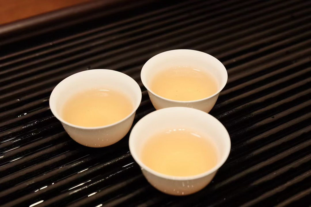 茶道  日光斜照，茶汤生暖。半生奔波，不过一杯闲茶，半日安然。 