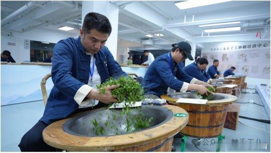 台州这位90后捧回省级大奖还带富了一方茶农 近日，台州天台90后茶人卢王军在20