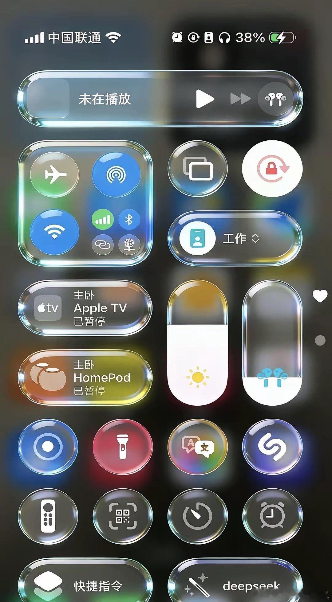 这种才是真正的液态玻璃效果吧，好特别，虽然有点夸张，但我还挺喜欢的 