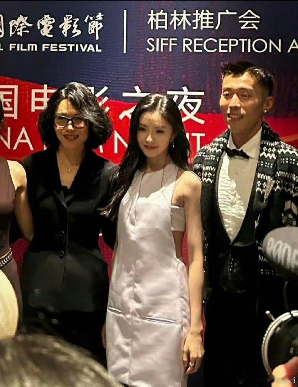 刘浩存的美貌简直是妈妈级别的拥有宽肩的同时头脸还那么小😍 ​ ​​​