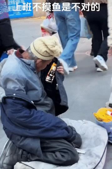 大爷上班还开小差啊，人都走干净了。