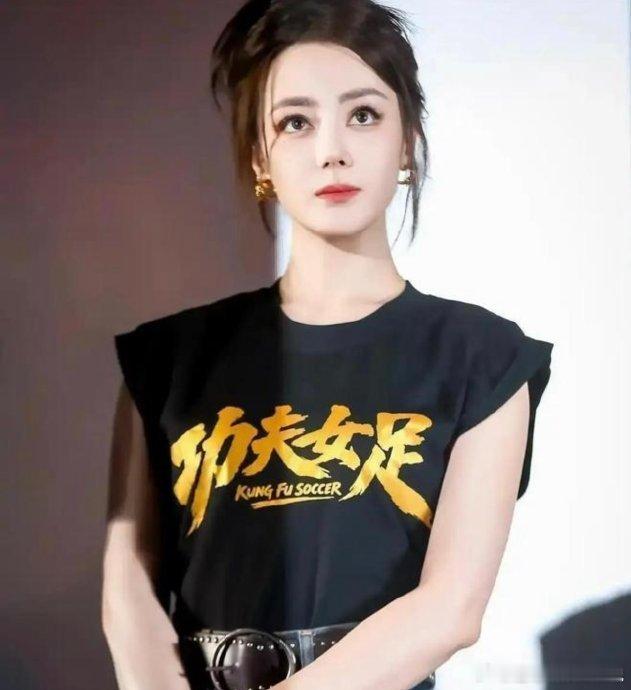 迪丽热巴直播宣传功夫女足迪丽热巴开启线上直播为热映电影《功夫女足》造势，全程真诚
