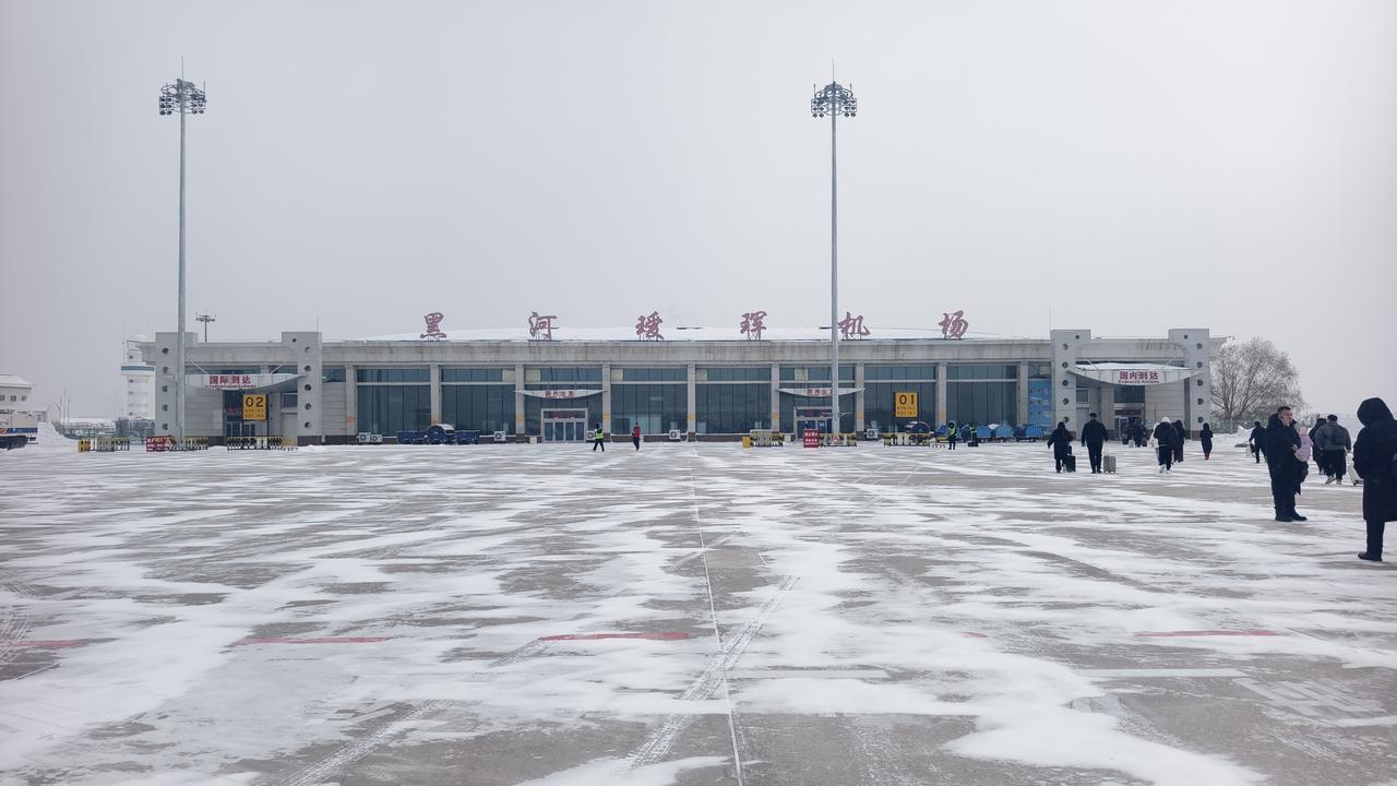 飞黑河出差，下飞机在机场就看到吉利博越L换代车型黑河路试，变化不大，主要就是前后