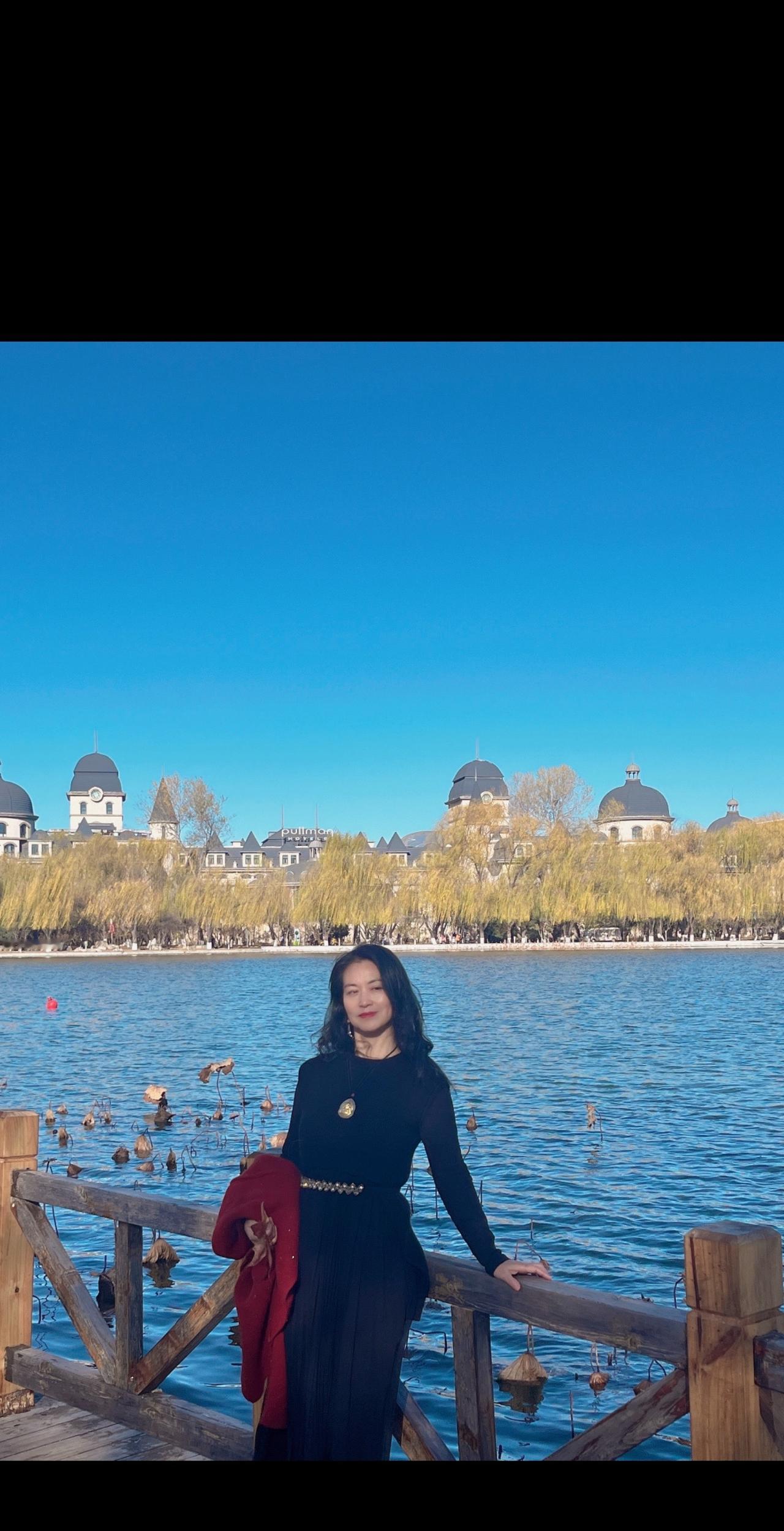岁月匆匆，走着走着就陌生了，那些曾经熟悉的身影，已然成为记忆中的过客。是生活变了