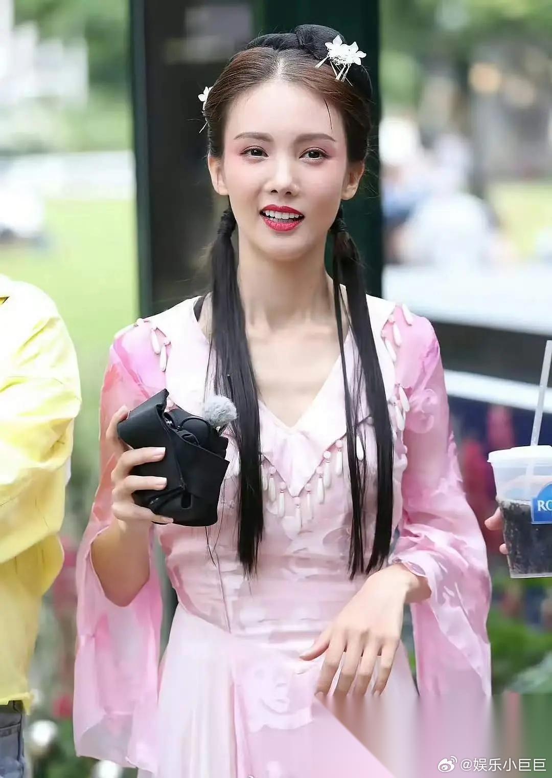 金晨的鼻子和嘴巴越来越歪了，感觉整张脸快崩了！ 大家看，这是女明星金晨的近照，鼻