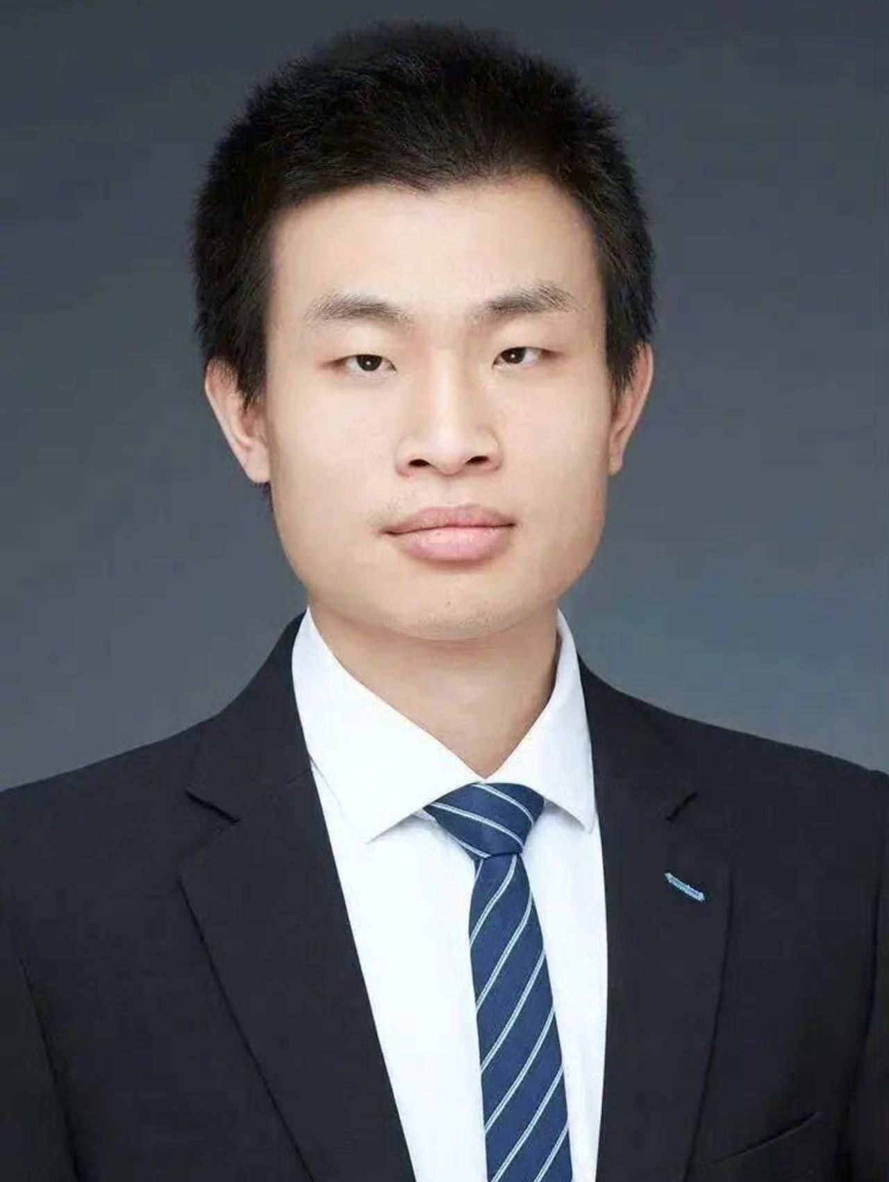 北大网红老师韦神韦东奕评上了北大副教授。
虽然官网上还没有正式发布通知，但是根据