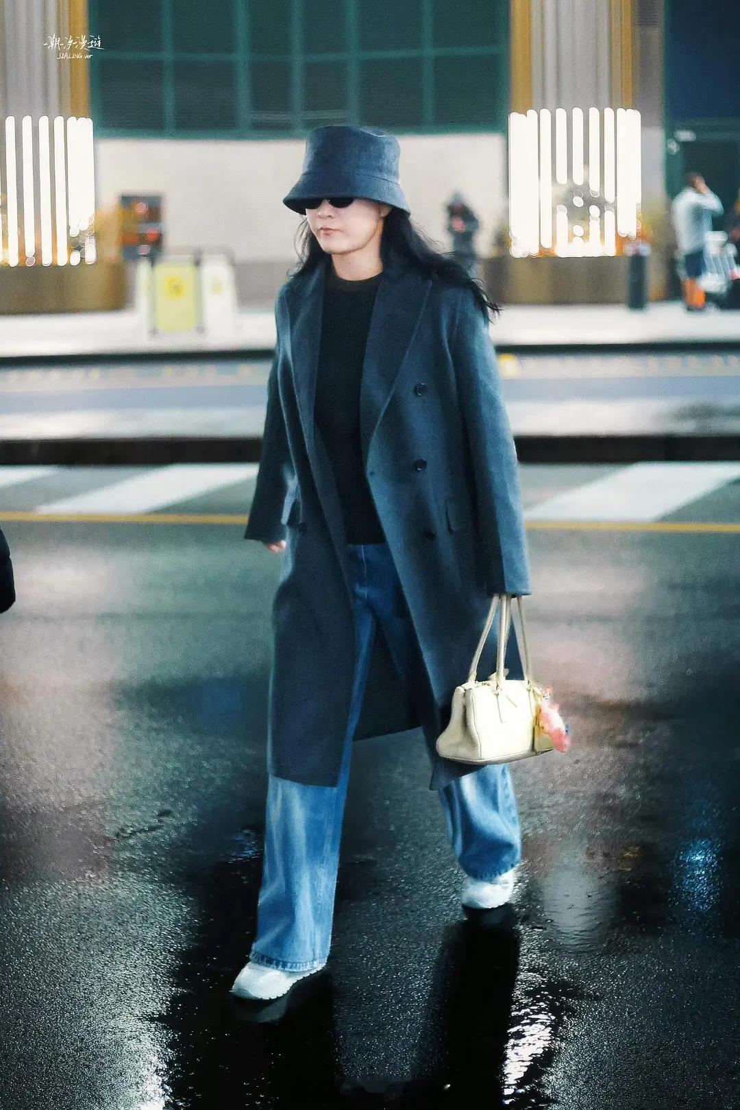 这竟然是贾玲，她瘦下来后身材保持得很好哎！一点都没有反弹的迹象！ 