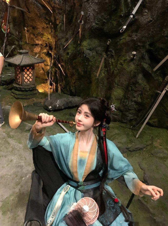 鞠婧祎阿黛才艺展示吹唢呐 可爱捏 鞠婧祎阿黛吹唢呐 鞠婧祎阿黛吹唢呐好可爱，这才