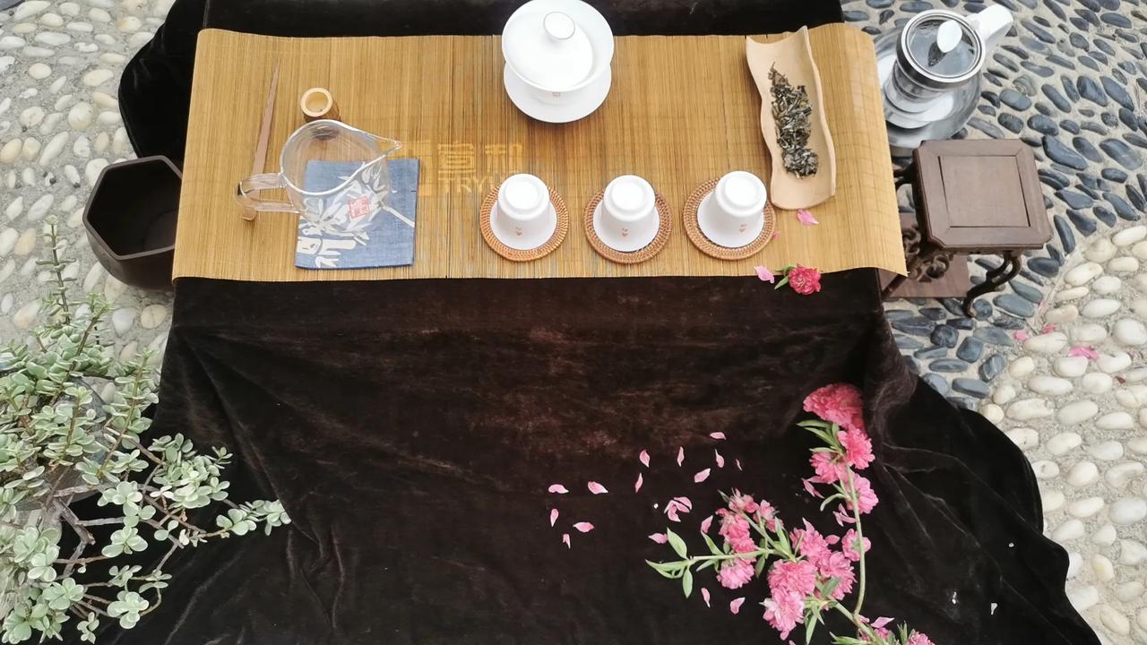 人生如茶，手执一杯香茗，品味着四季的蕴味，品淡出人生的精彩，一杯清茶，心素如简，