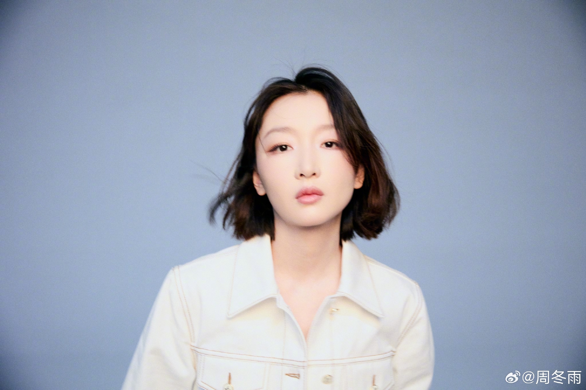 周冬雨穿了白色丹宁牛仔套装 周冬雨巴黎时装周出发造型，白色丹宁牛仔套装好清新纯净