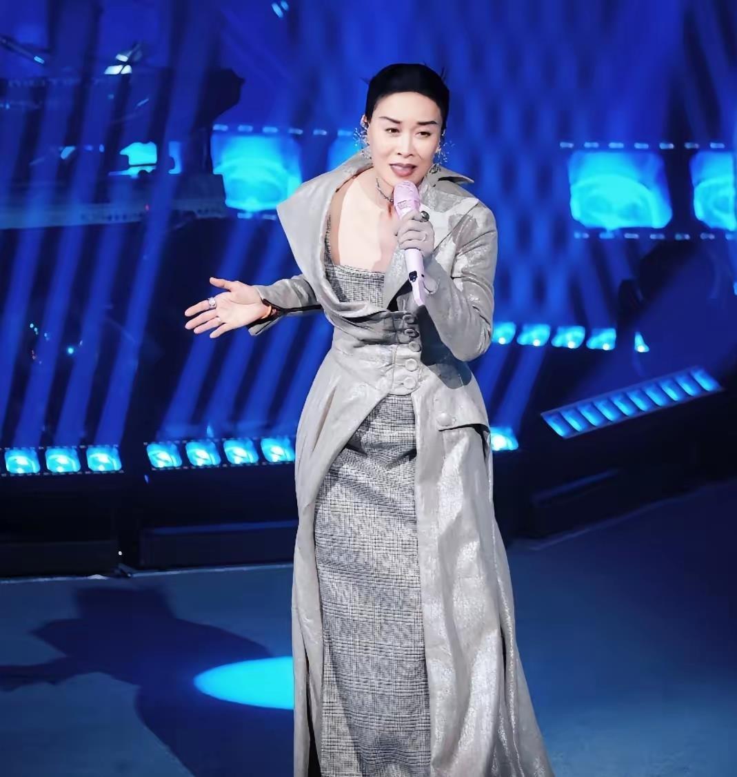 凤凰传奇长沙演唱会，观众硬生生把自己活成了主角！380的票，观众唱一半，台上站着