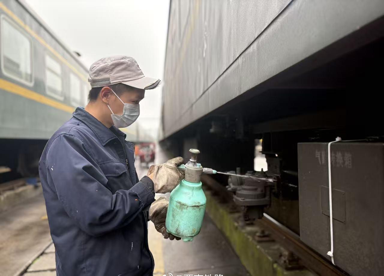 近日，成都车辆段成都运用车间组织专项小组，对配属列车全面开展活结紧固及检漏工作。