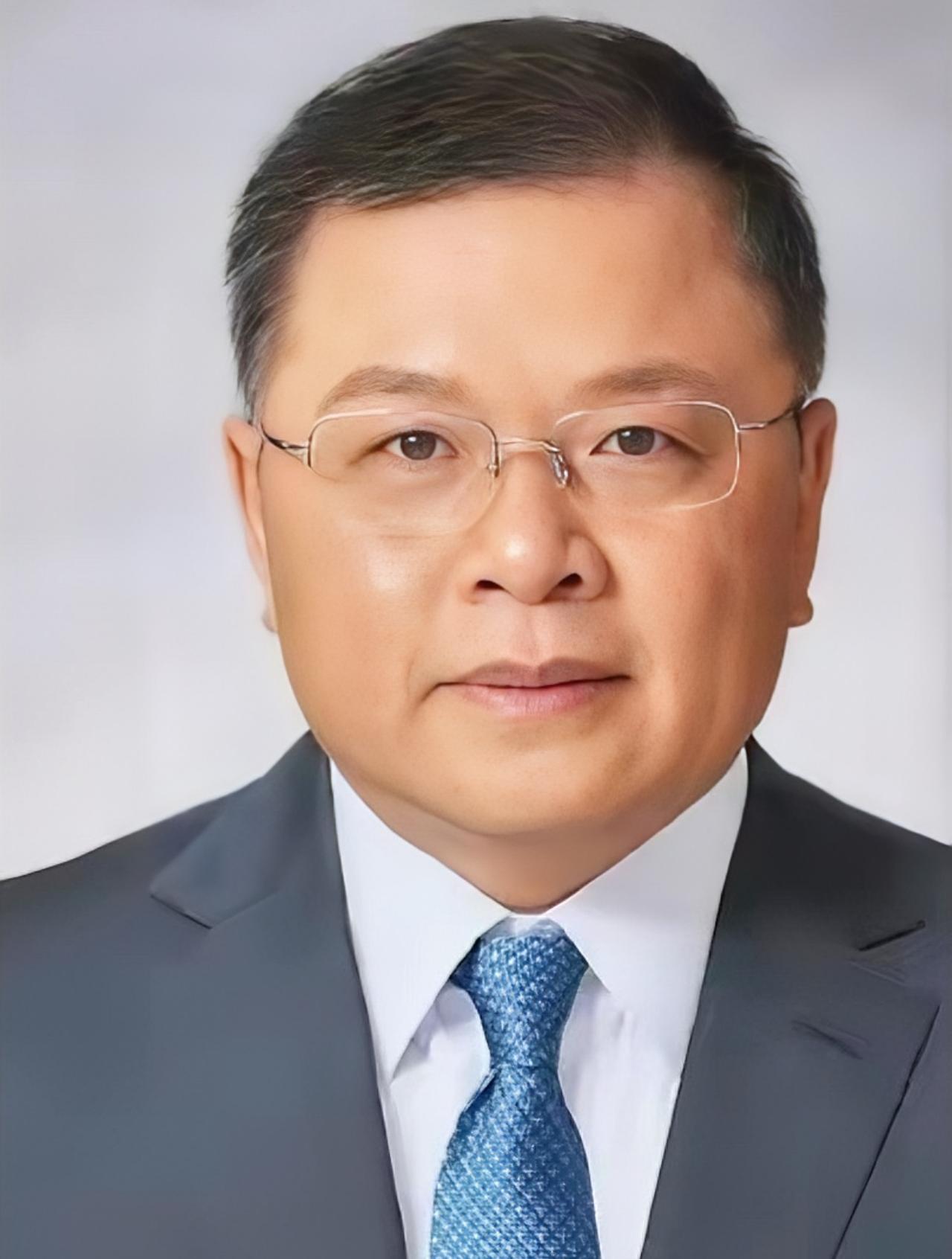 1996年，公费留学的黄大年加入英国籍，父母强烈反对，他说：就算骂我，我也要加入