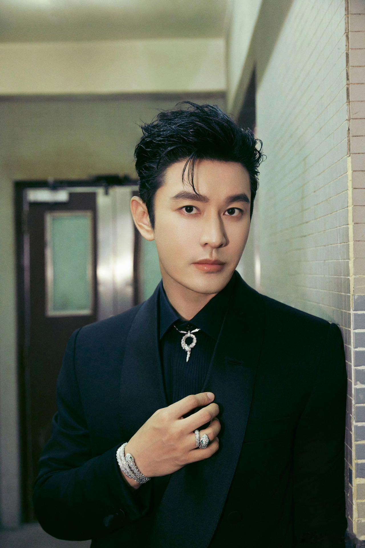 黄晓明是演技派的代表，他用一座座奖杯和百亿票房证明了自己的实力。从小众角色到大制