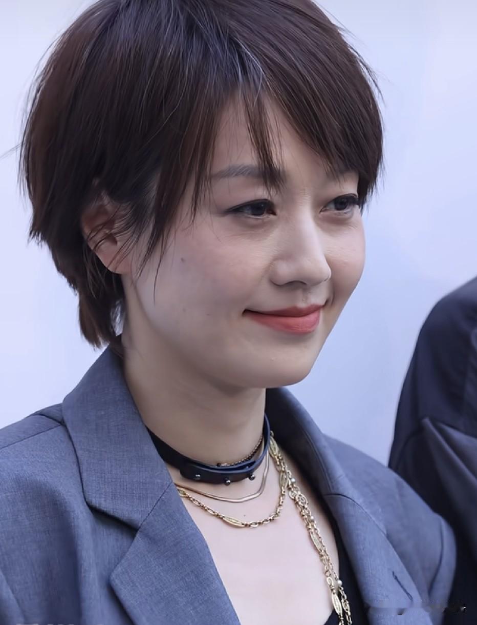 这个女人不是很惊艳，但是很耐看，越看越有味道，两个虎牙还有点可爱！

50岁的马