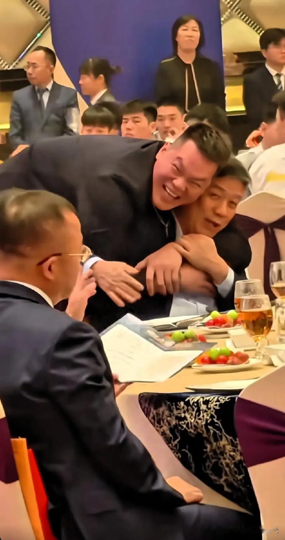 昨晚宴会上，一位接近宏远内部的知情人士喝多了透露，我刚知道：朱芳雨搂着东莞首富笑