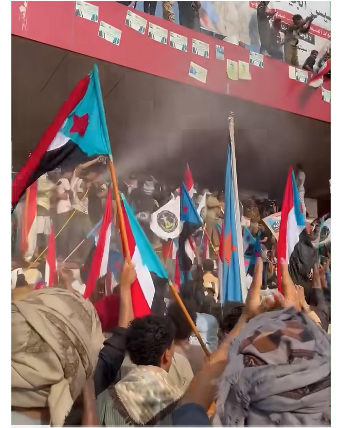 今天也门南方亚丁市阅兵场举行了庆祝南也门建军55周年的集会，不过参加的人并不多。
