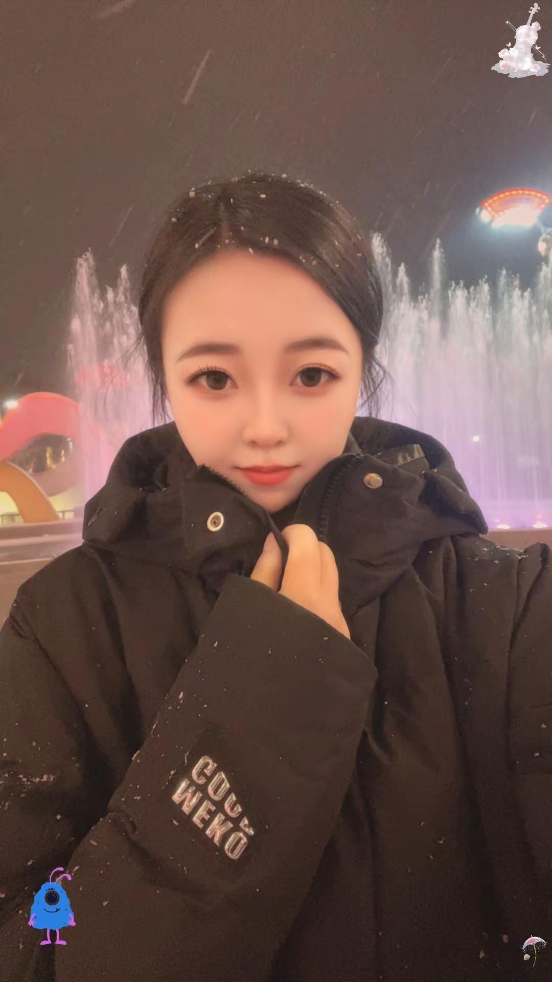 心里一定要装个人，活着才精神，如果没有思念的人，就感觉再美的日子也会有些苍白，城