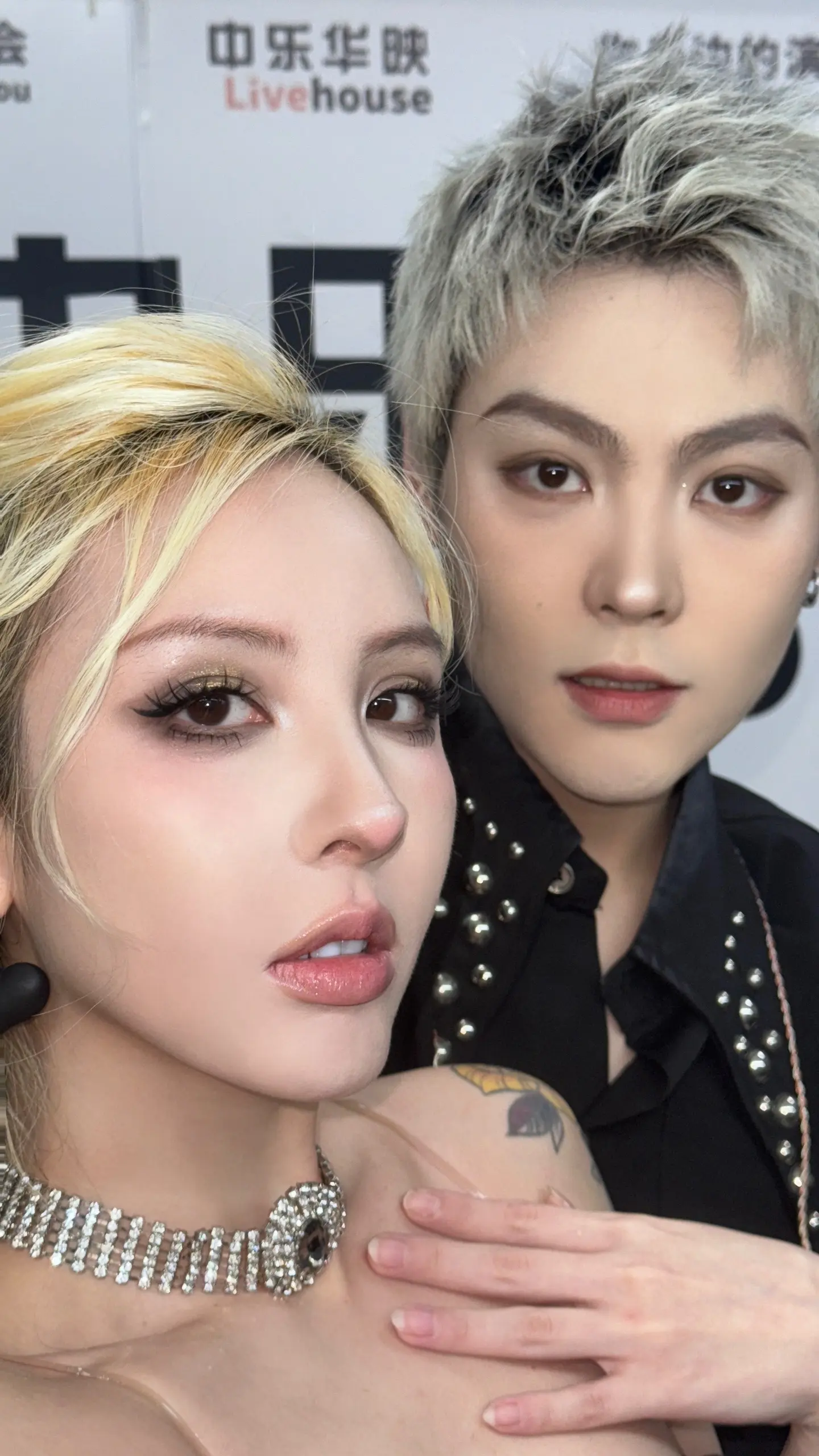 眼影加点金色总有种日子还不错的样子。小富贵眼妆 图4出镜  一个比我还...