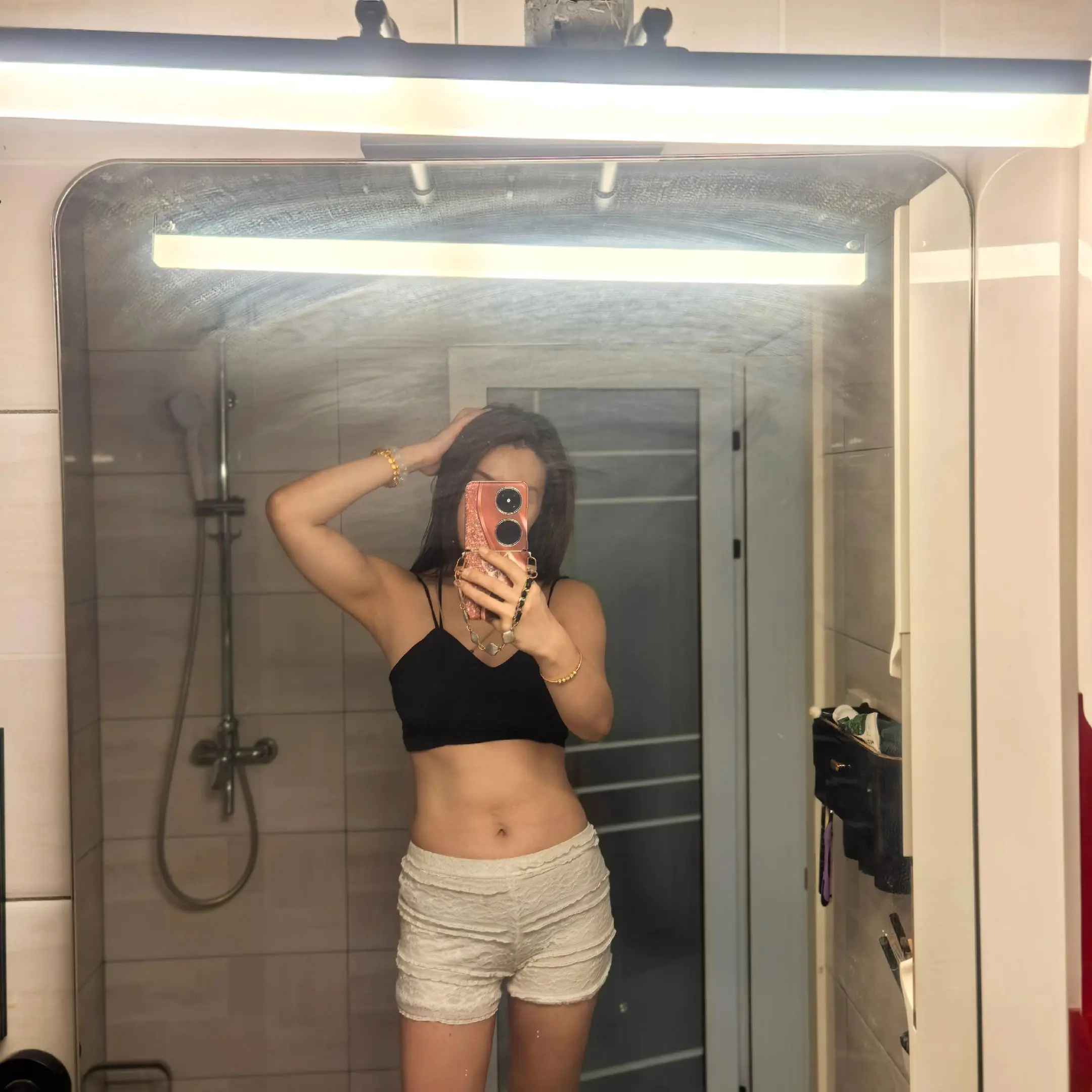 凌晨5点的跑步 回家的撸铁 6年的瑜伽 1年的力量 隐约出现的肌肉 加...