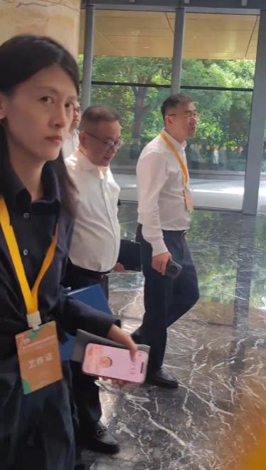 刘强东都还没表态，这个女工作人员却先不乐意了，路人偶遇刘强东后想打招呼，结果却被