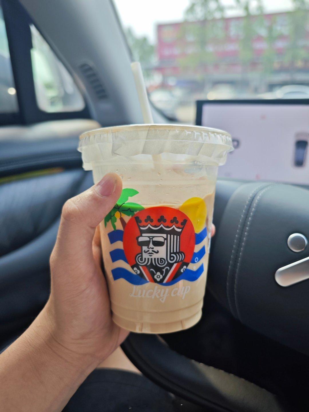 #今天已经立秋了# 太热了，先点一杯秋天的第一杯咖啡喝一下[允悲] ​​​