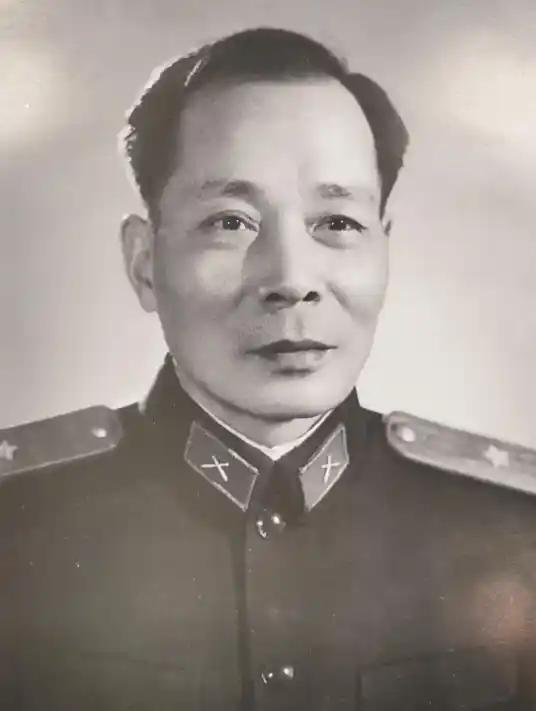 1947年深秋，大别山区连日阴雨，刘伯承和邓小平面前摊开的地图上，几乎每个方向都