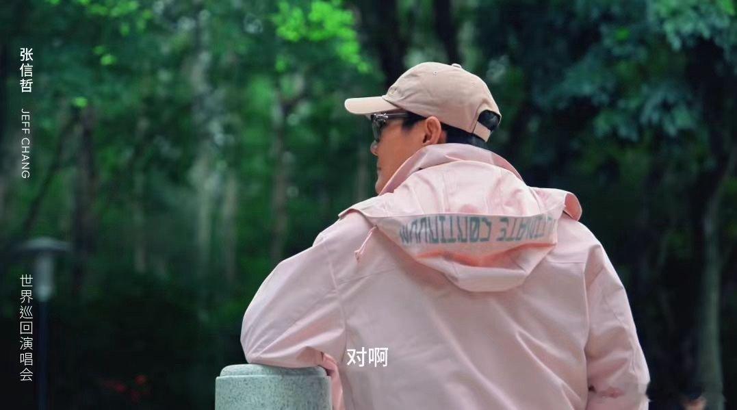 张信哲深圳大变苹果  张信哲苹果合照的亿种方式  张信哲于深圳，和大苹果欢乐合照